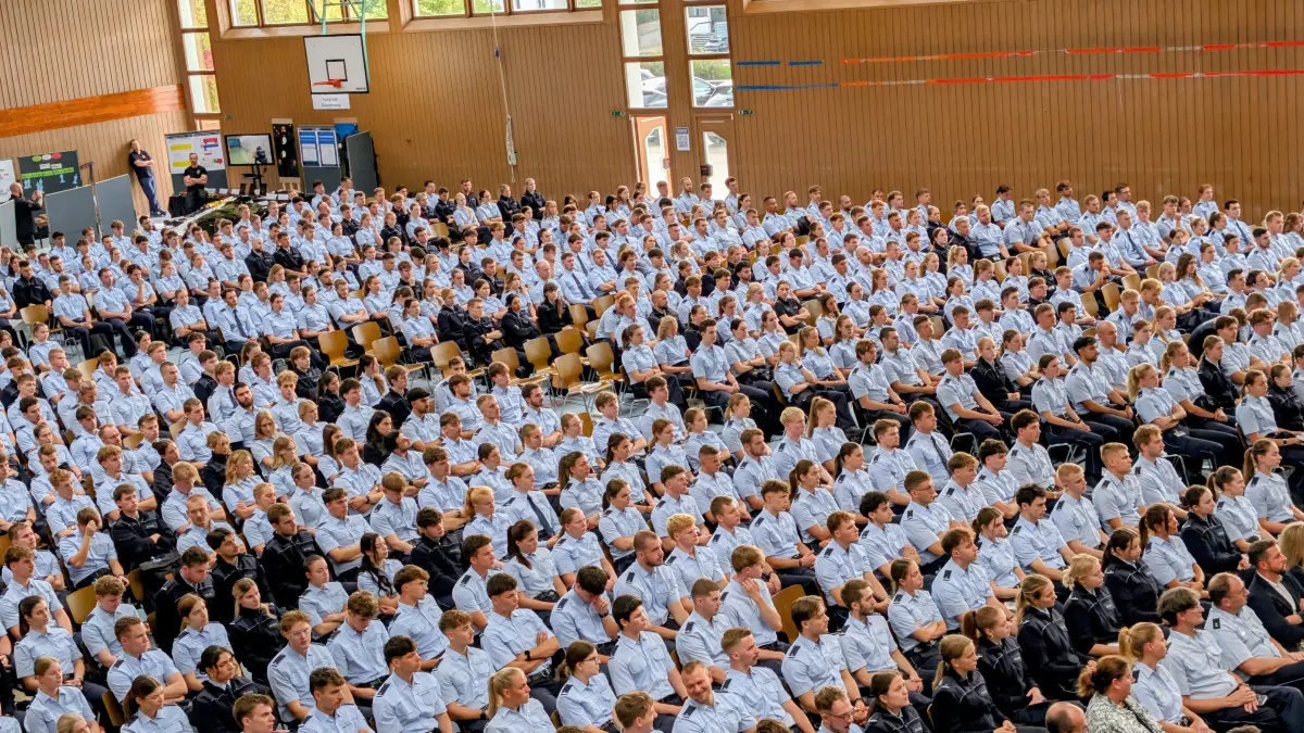 738 Polizisten haben jetzt in Schwenningen ihr Studium begonnen. Die Begrüßung fand in der Sporthalle der Hochschule statt.
