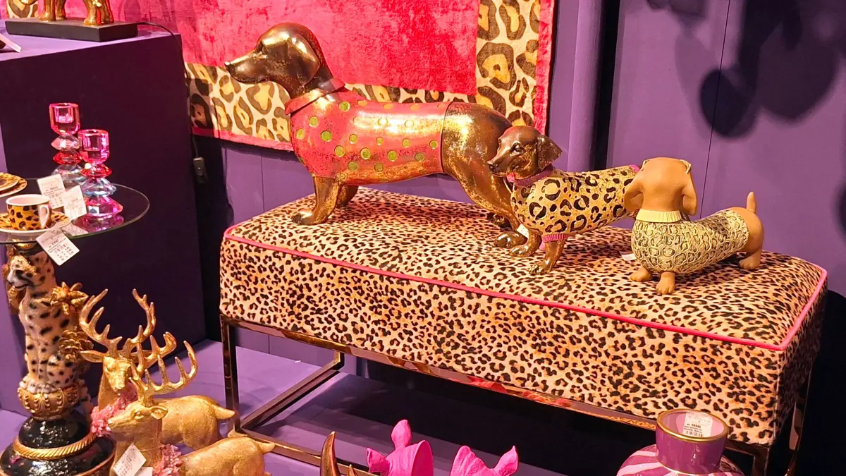 Leopardenmuster ist kein neuer Trend. Der Deko-Dackel schon. Hier in Schrill.