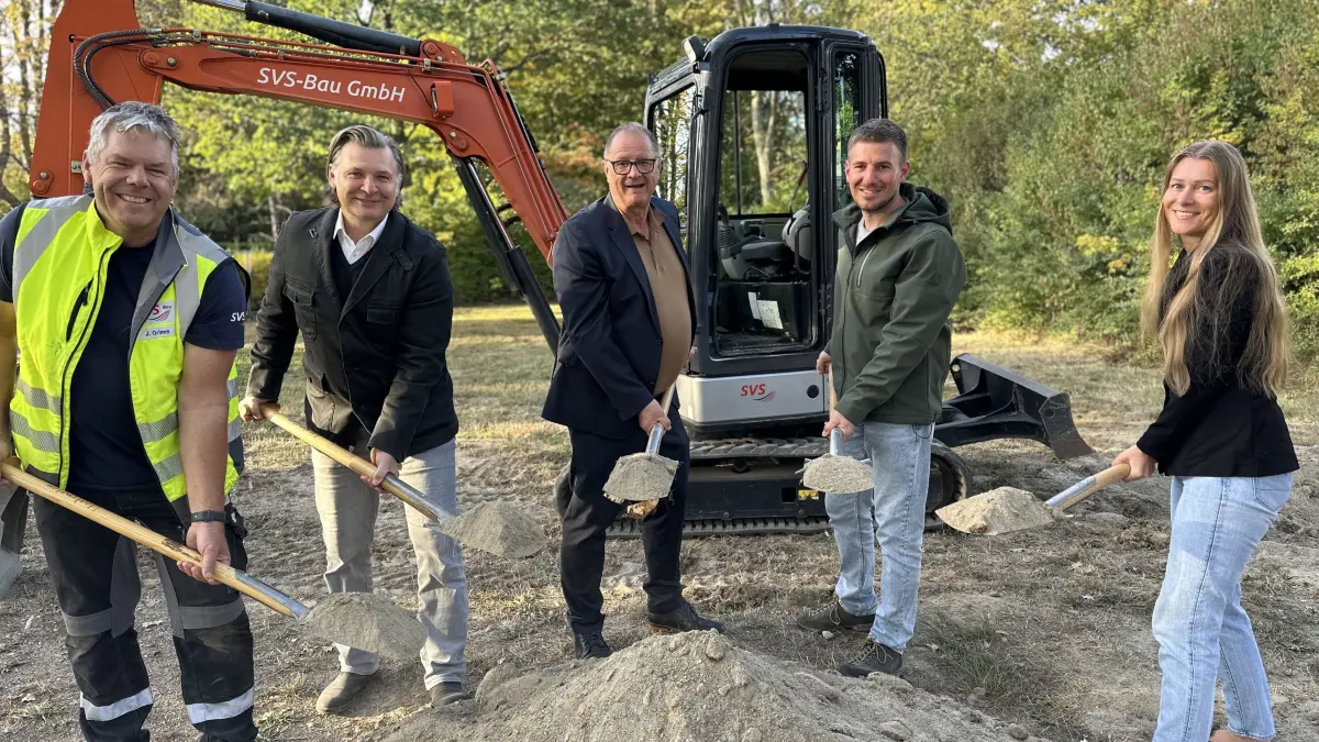 Jörn Grimm, Technischer Leiter der Firma SVS-Bau, Till Kohler vom Grünflächen- und Tiefbauamt, Oberbürgermeister Jürgen Roth, Peter Hall, Grünflächen- und Tiefbauamt, sowie Silvie Lamla, Leiterin des Amtes des Grünflächen- und Tiefbauamtes (von links) greifen beherzt zum Spaten und läuten damit den Beginn der Arbeiten am Spielplatz Ifängle ein. (Foto: Theresa Rieger; Abdruck: honorarfrei)