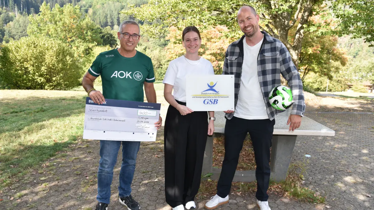 Vo.li. Dirk Scherer (Präventionsexperte der AOK Schwarzwald-Baar-Heuberg) Christine Armbruster (Schulleiterin) und Philip Weidmann (Lehrer und GSB-Multiplikator und Vertreter des Schulamtes Donaueschingen) freuen sich über die Zertifizierung zur Schule mit sport- und bewegungserzieherischem Schwerpunkt (GSB-Schule).
