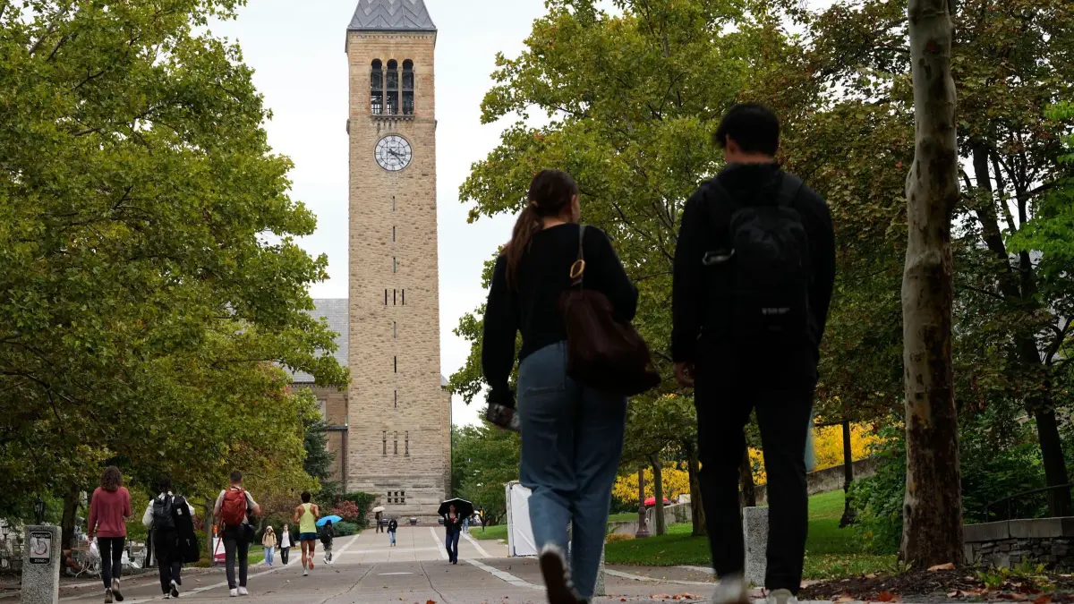 Elite-Universität Cornell: Fußgänger gehen auf dem Campus der Cornell University. (zu dpa: «Gruppenvergewaltigung an US-Elite-Uni? Was bekannt ist»)