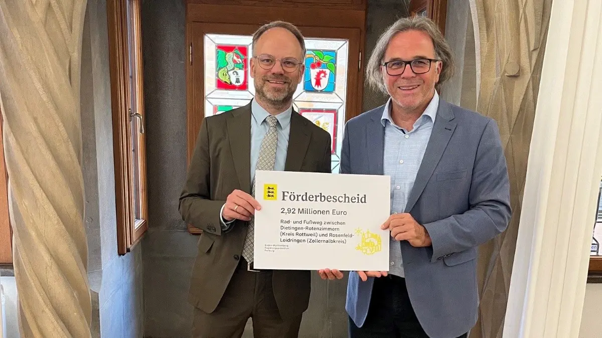 Regierungspräsident Carsten Gabbert (rechts) hat Landrat Christoph Keckeisen den Förderbescheid in Freiburg übergeben.