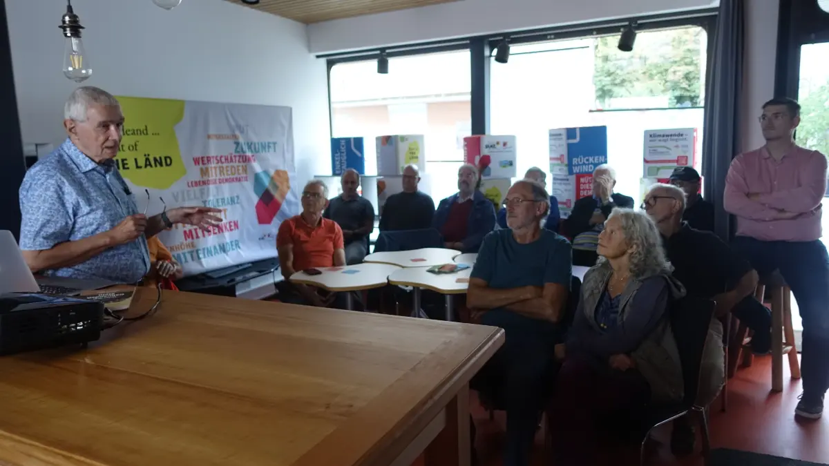 Eine vollbesetzte „Denkwerkstatt“ fand Klaus Schätzle (links) bei seinem Vortrag zur Rätedemokratie von 1918/19 am Neckar vor. Zahlreiche Bürger interessierten sich für das Angebot anlässlich der „Langen Nacht der Demokratie“.