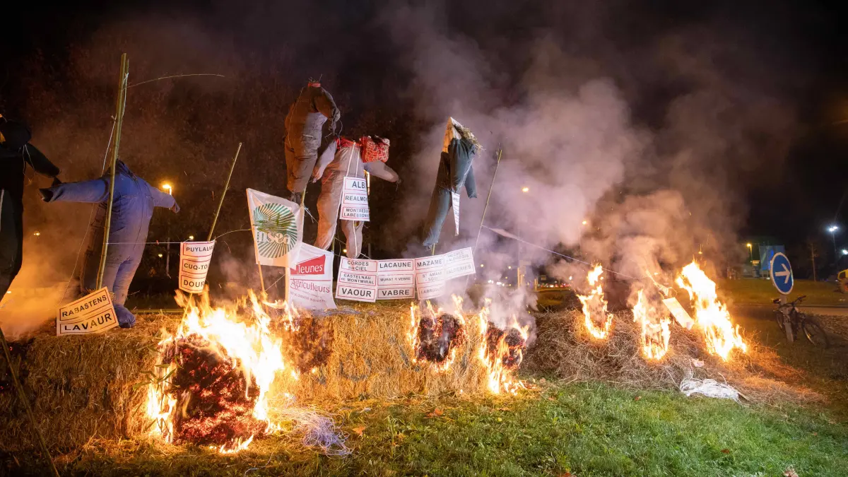 Protestierende haben in der Stadt Albi ein Feuer gelegt.
