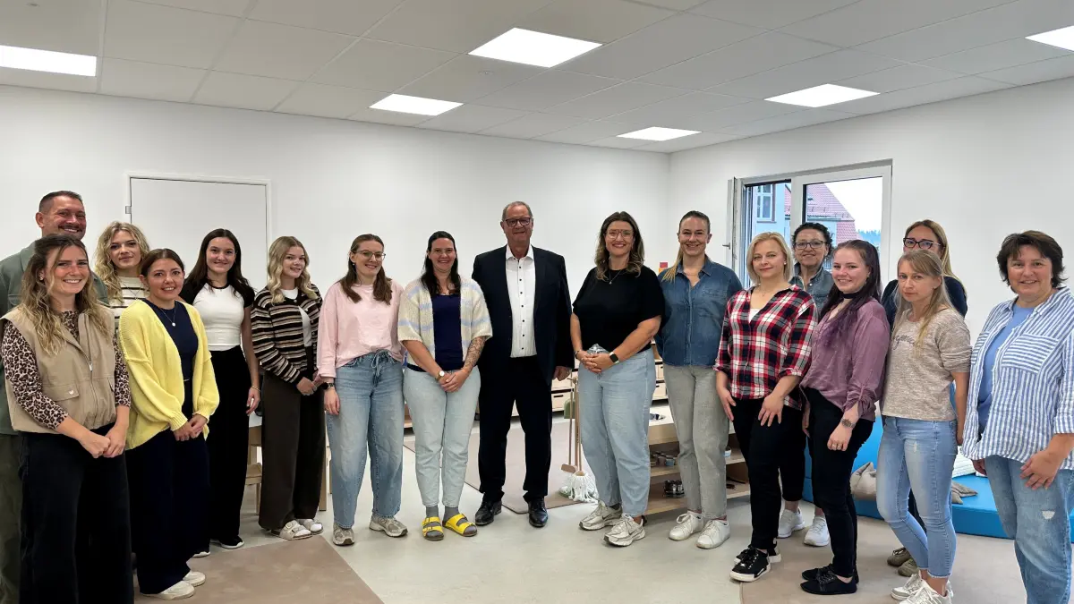 Ein Start, der Freude macht: Oberbürgermeister Jürgen Roth (Mitte) begrüßte das Team der neuen Kindertagesstätte Bürk in Schwenningen am Tag der Eröffnung.
