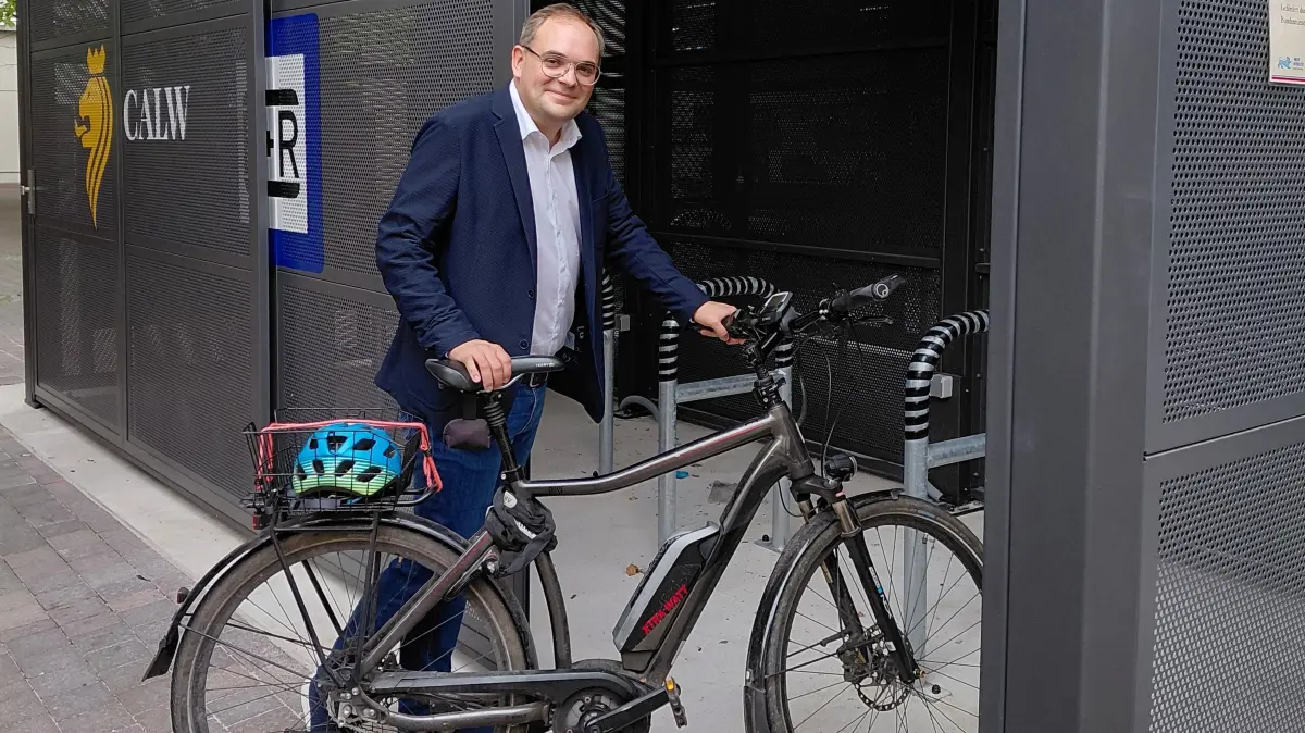 Oberbürgermeister Florian Kling stellt sein Fahrrad in der Bike-and-Ride-Anlage am Calwer ZOB unter.