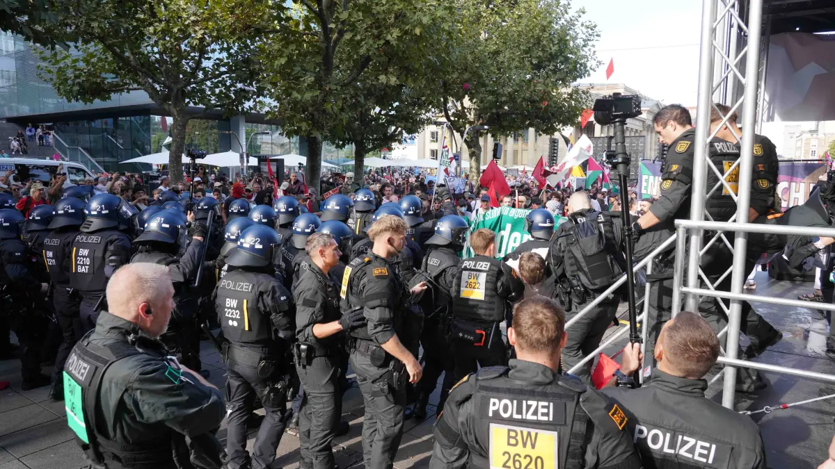 Bei der Rede von Sevim Dağdelen bewegten sich plötzlich Vermummte in Richtung der Bühne. Die Polizei musste eingreifen.