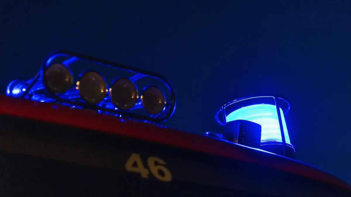 Feuerwehr (Symbolbild): ARCHIV - 03.05.2021, Baden-Württemberg, Staufen im Breisgau: Ein Blaulicht leuchtet bei Nacht auf einem Feuerwehrauto. (zu dpa: «Stromausfall nach Raserunfall - Auch Feuerwehr im Dunkeln») Foto: Philipp von Ditfurth/dpa +++ dpa-Bildfunk +++