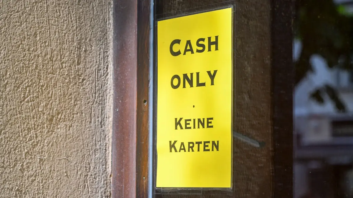 Barzahlung: „Cash only, keine Karten“ steht an einem Geschäft in der Kastanienallee. (zu dpa: «Mehr als jeder Zweite scheitert beim bargeldlosen Bezahlen»)