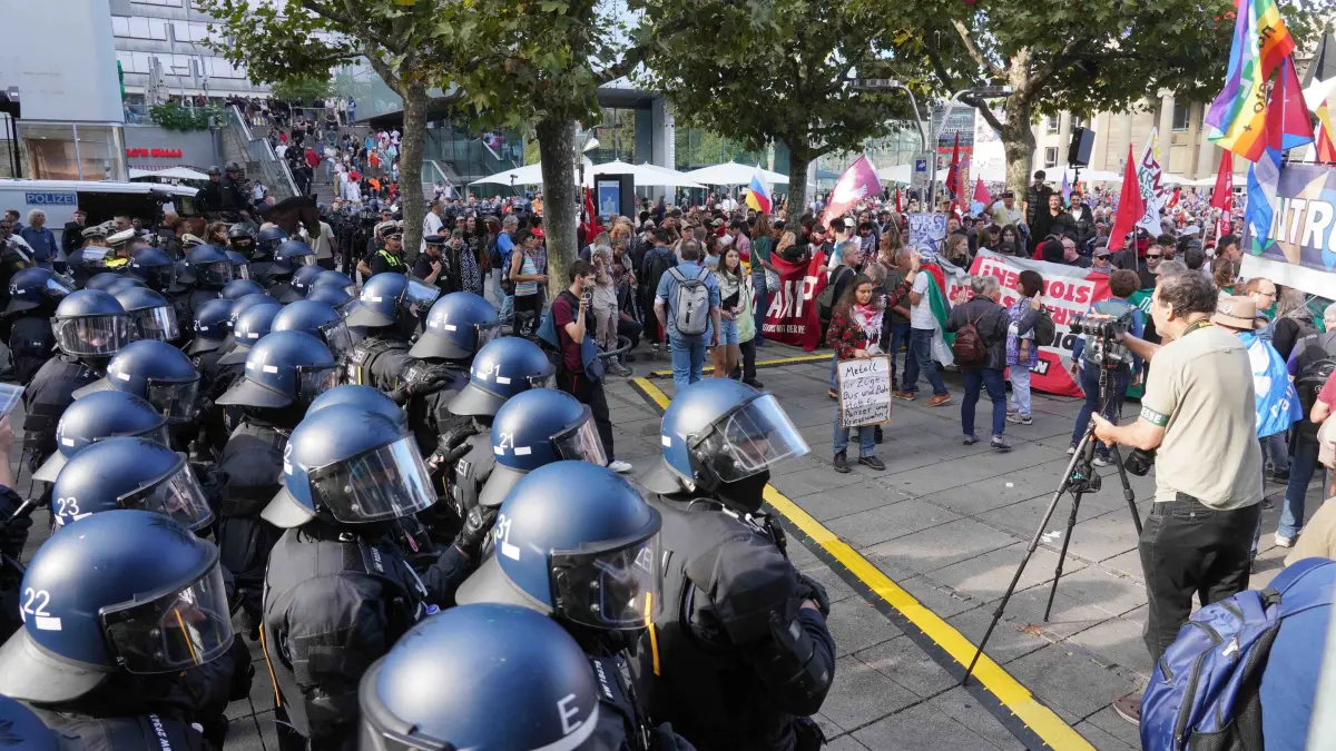 Polizei Rangelei: Stuttgart Schlossplatz Polizei setzt Pfefferspray ein bei Friedensdemo, eine Perosn abgefuerht, es kommt zur rangelei. Polizei Grosseinsatz. Foto Andreas Rosar Fotoagentur-Stuttgart 03.10.2026