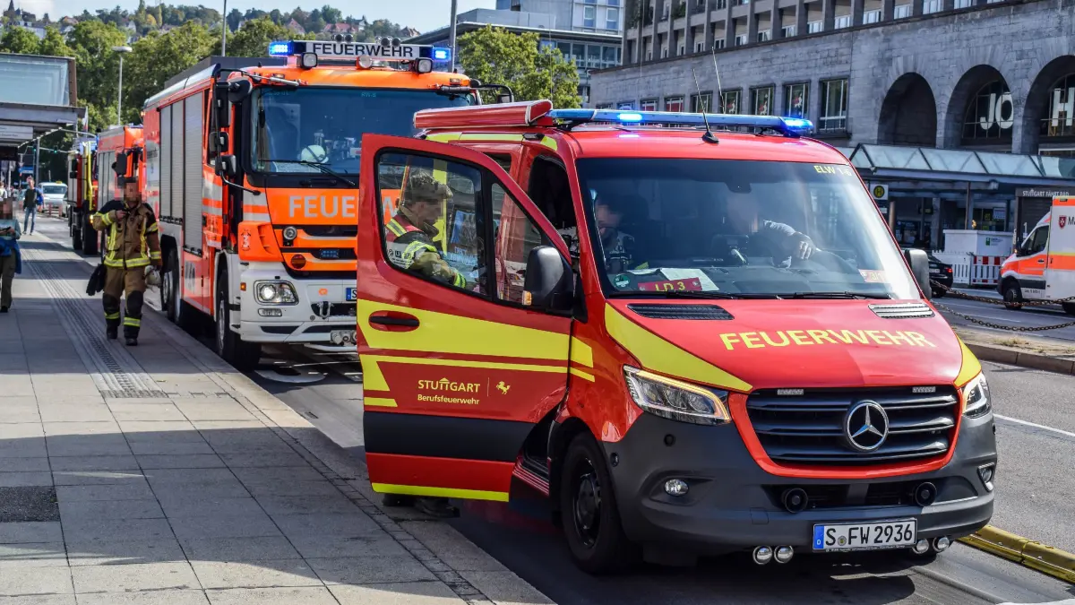 Ein Mensch stürzt am Hauptbahnhof und wird von einer S-Bahn erfasst.