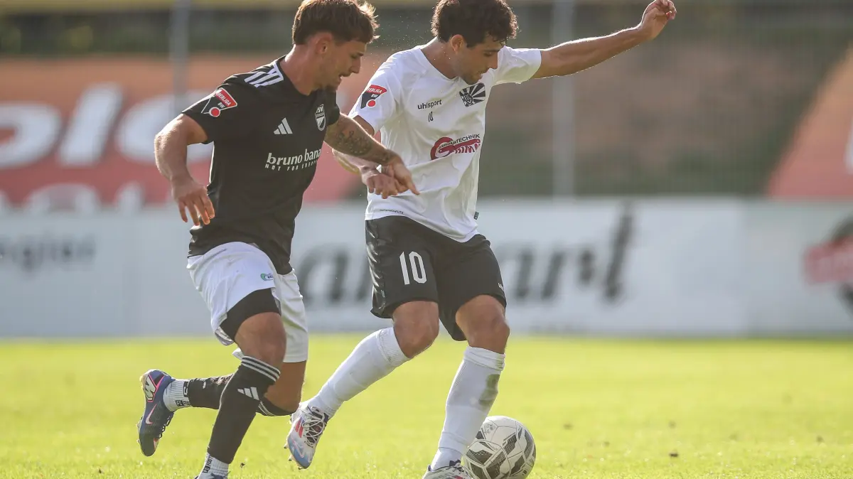 Lucas Torres (rechts) setzt sich gegen einen Essinger durch.