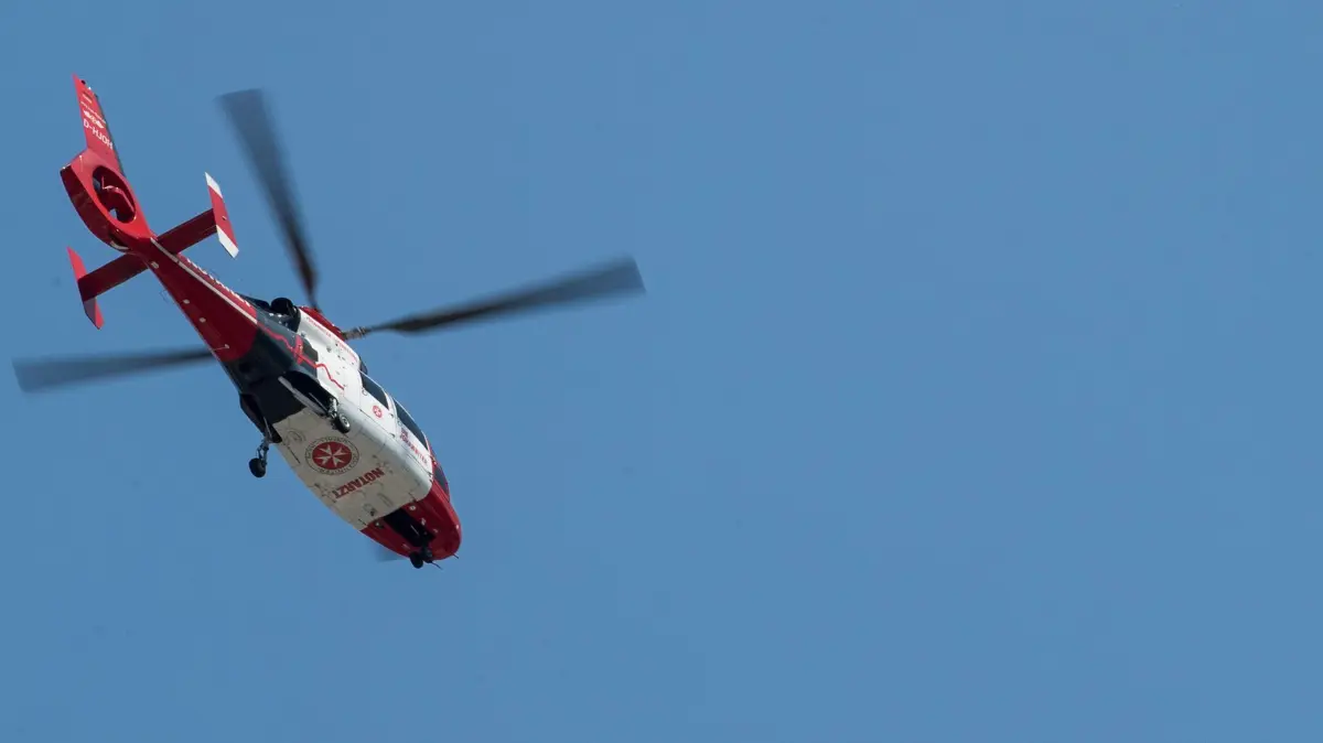 Rettungshubschrauber: Ein Rettungshubschrauber fliegt durch die Luft. (zu dpa: «E-Scooter-Unfall: 14-Jähriger schwebt in Lebensgefahr»)