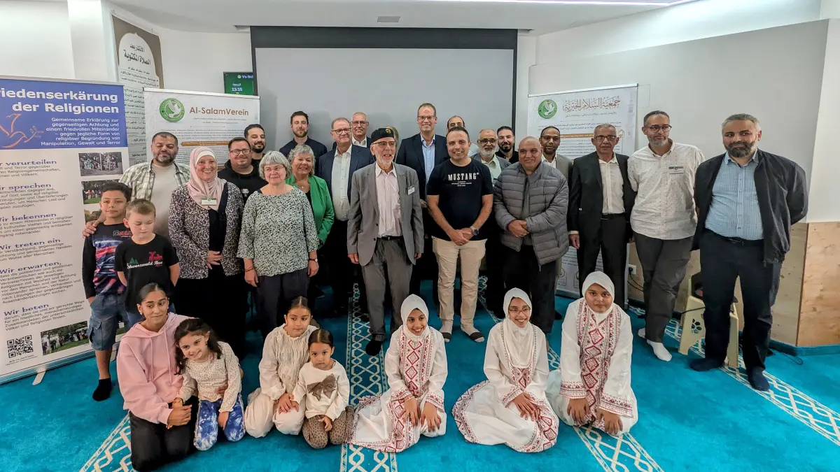 Beim Al-Salam-Verein in Schwenningen kamen am Tag der offenen Moschee die Mitglieder, sowie die Vertreter aus Politik und Kirchen zum gemeinschaftlichen Foto zusammen. Foto: Jochen Schwillo