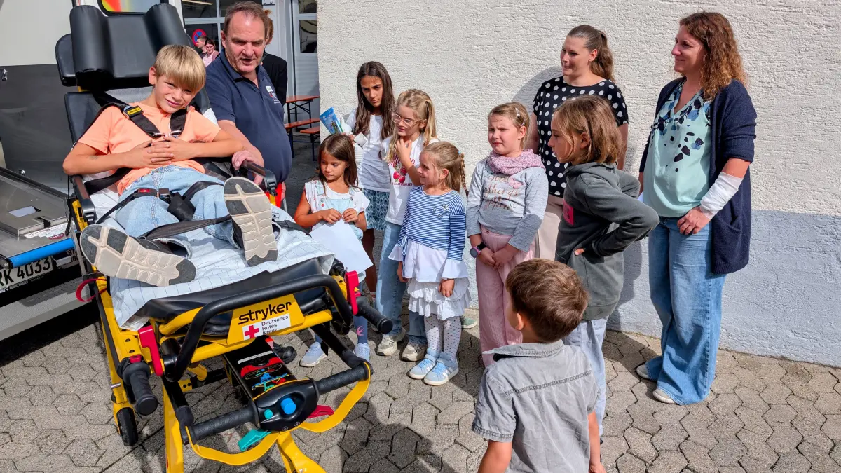 Beim Jugendrotkreuz Schwenningen hieß es „Türen auf mit der Maus“. Besonders beliebt war die Station am Rettungswagen. Hier erklärte Gunnar Prennig (zweiter von links) etwa die Fahrtrage, um Patienten sicher und medizinisch erstklassig gelagert in ein Krankenhaus zu transportieren.