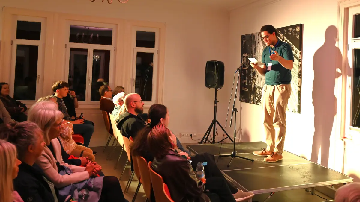 Der "LindenSLAM" 2026 führt am 02.10.2026 wieder einige einige Poetry Slammer ganz unterschiedlichen Alters ins Generationenhaus Linde13 nach Oberndorf. Im Keller gibt es derweil Live-Musik.