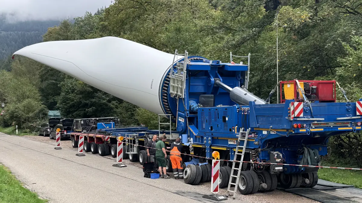 Techniker des Unternehmens P.Adams reparieren am Freitagnachmittag den Schaden am Transportfahrzeug in Schweighof.