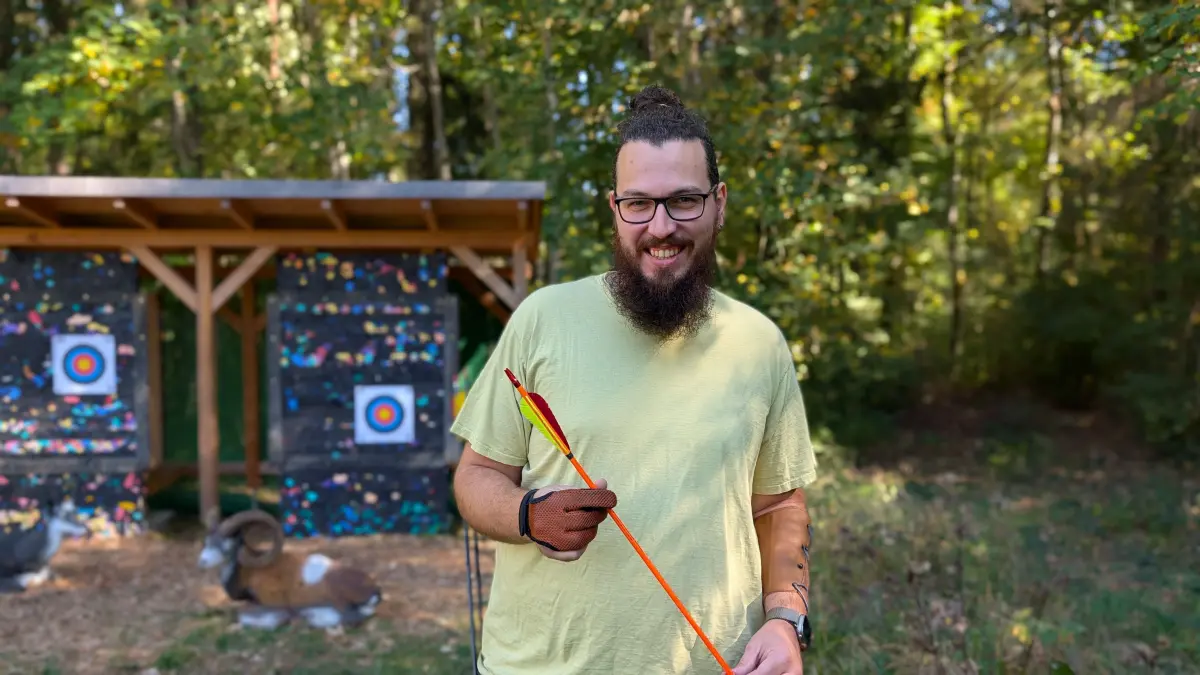 Steffen Köhler trainiert auf dem Parcours Archers Best in Blumberg seine Fähigkeiten.