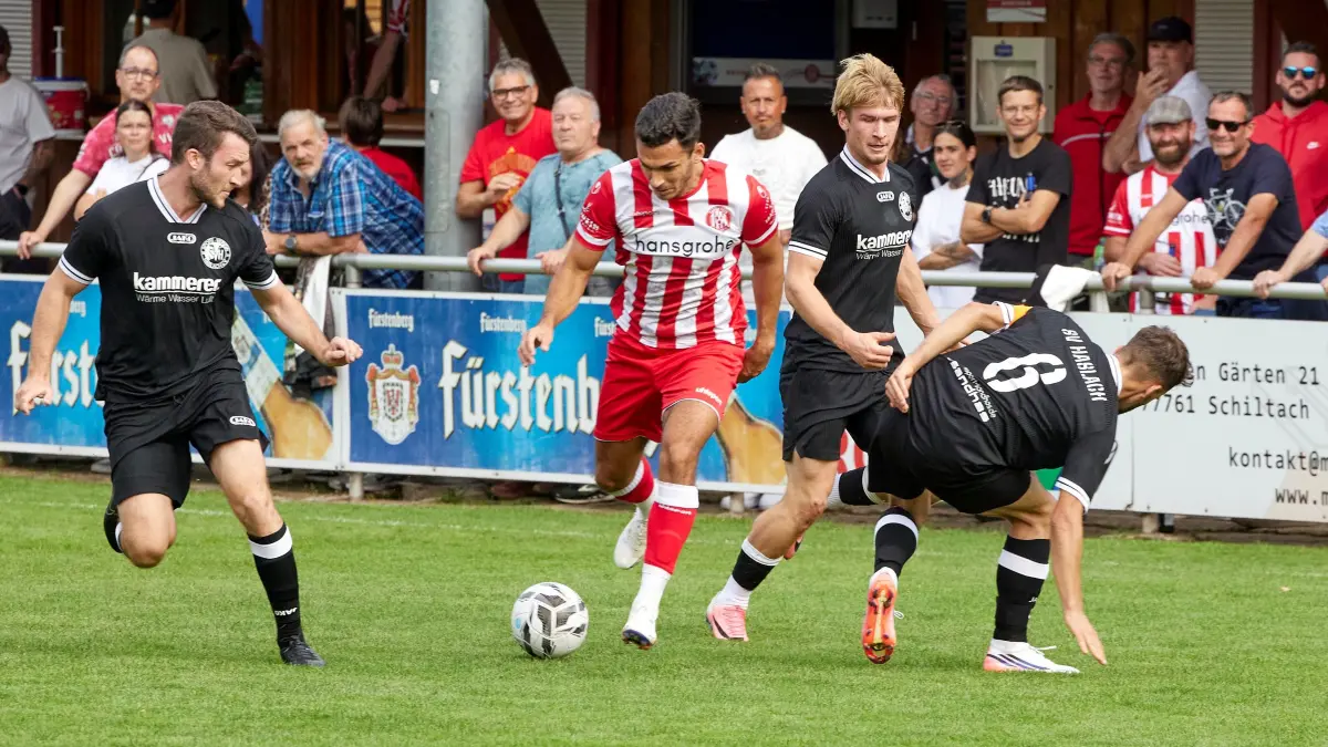 Schiltachs Ergün Gürkan lässt drei Haslacher (schwarze Spielkleidung) stehen.