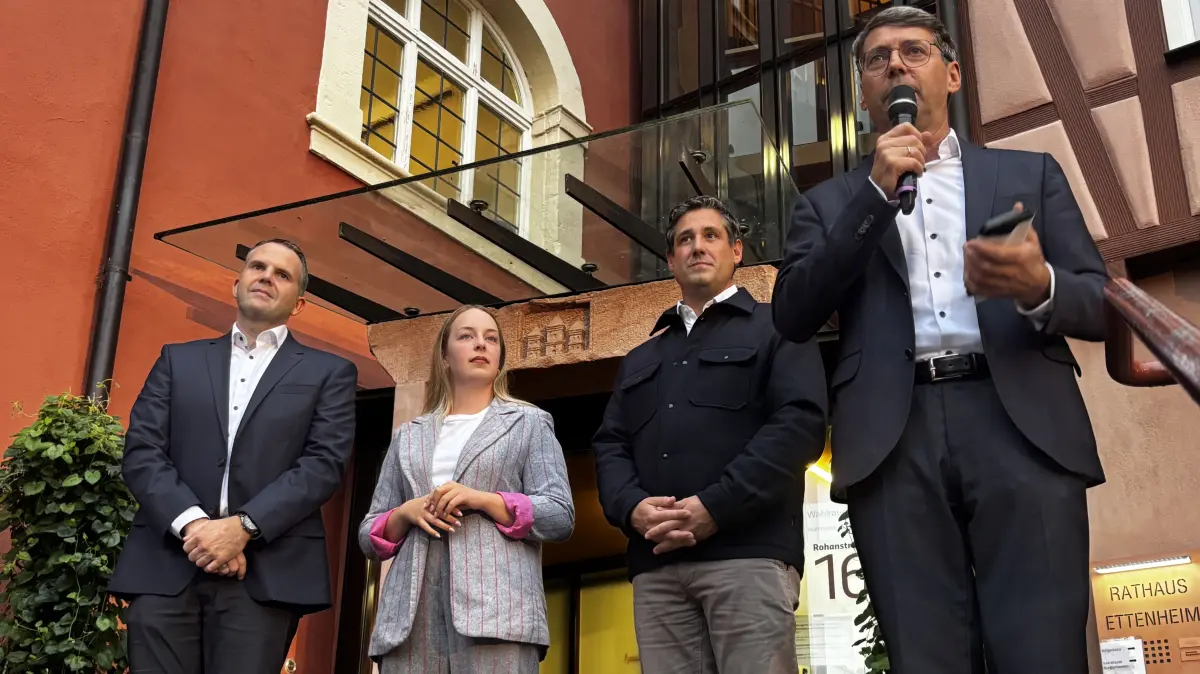 Bürgermeister Bruno Metz (rechts) verkündete vor dem Rathaus am Sonntagabend das Ergebnis. Alexander Ruchti (links) und Dominik Eble treten bei der Stichwahl am 25. Oktober erneut gegeneinander an, für Carina Kratt ist der Wahlkampf beendet.