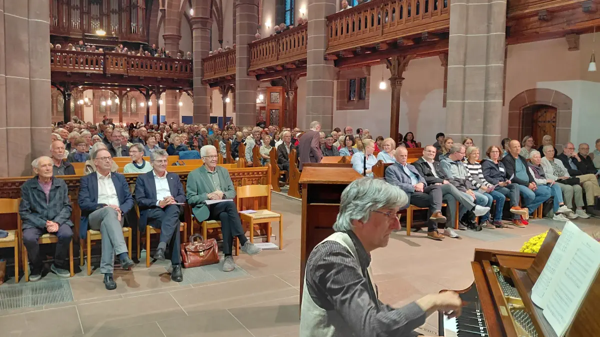 Das Bündnis „Calw bleibt bunt“ lockte etliche Menschen in die Calwer Stadtkirche. Der große Andrang dürfte vor allem den prominenten Dialogpartnern Winfried Kretschmann und Landesbischof Ernst-Wilhelm Gohl zu verdanken gewesen sein.