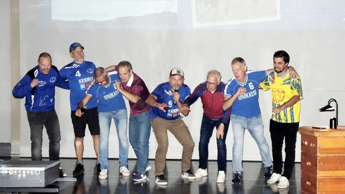 Zum Abschluss des offiziellen Programms wurde das eigens auf die SG zugeschnittene Lied der Handballer gesungen: Tobias Aberle (von links(, Felix Grimm, Hermann Haas, Oliver Wöhrle, Martin Wöhrle, Martin Heinzmann, Christian Lehmann und Frank Mangold schmetterten inbrünstig mit.