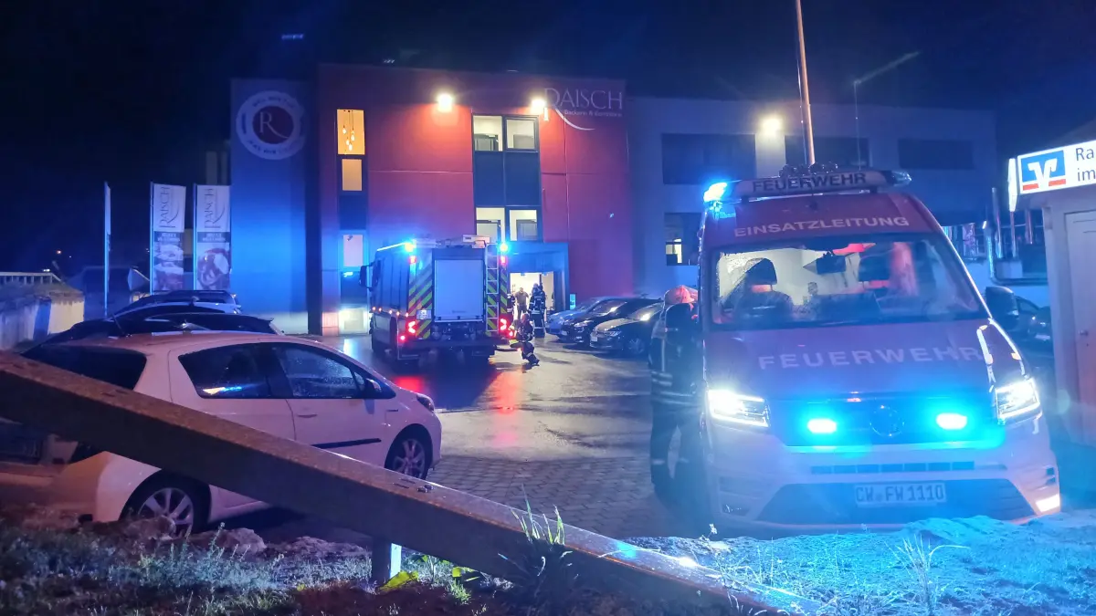 Die Feuerwehr war am Sonntagabend mit einem großen Aufgebot bei der Produktionsstätte der Bäckerei Raisch in Oberriedt.