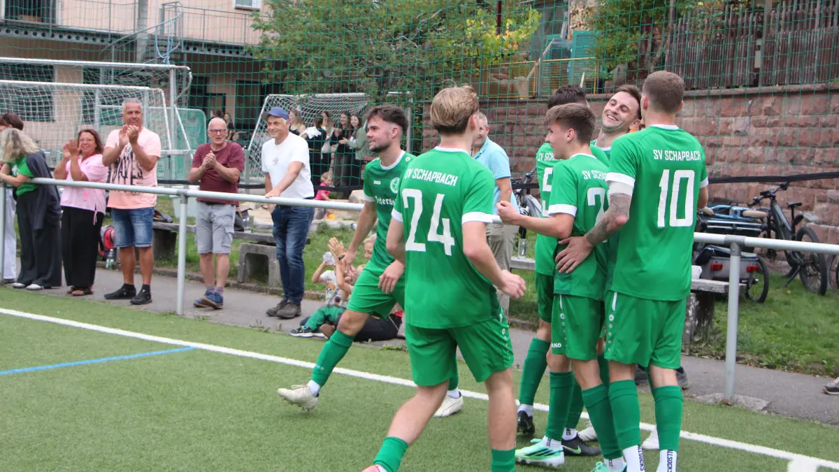 Lucas Schmid hatt den Siegtreffer für den SV Schapbach erzielt. Seine Mannschaftskameraden gratulieren ihm.