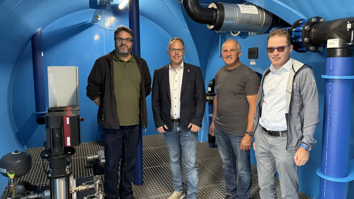 Matthias Merker vom Landratsamt Calw, Bürgermeister Sven Holder, Bauhofleiter Reinhold Stickel und Kämmerer Daniel Merkle (v.l.) freuten sich, dass jetzt der hochmoderne Hochbehälter eingeweiht werden konnte.