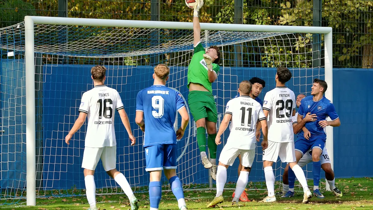 Karlsruher SC II - TSG Balingen, Fußball Oberliga Baden-Württemberg: TW Louis POTYE (1 BAL) kann den Eckball gerade noch über die Latte lenken.jpg
Karlsruher SC II - TSG Balingen. Karlsruhe, Baden-Württemberg, Deutschland, 04.10.2026. Fußball, Oberliga Baden-Württemberg, Saison 2026/2027, im Badenia-Stadion in Karlsruhe. For editorial use only. Foto: Eibner-Pressefoto/Eky Eibner.