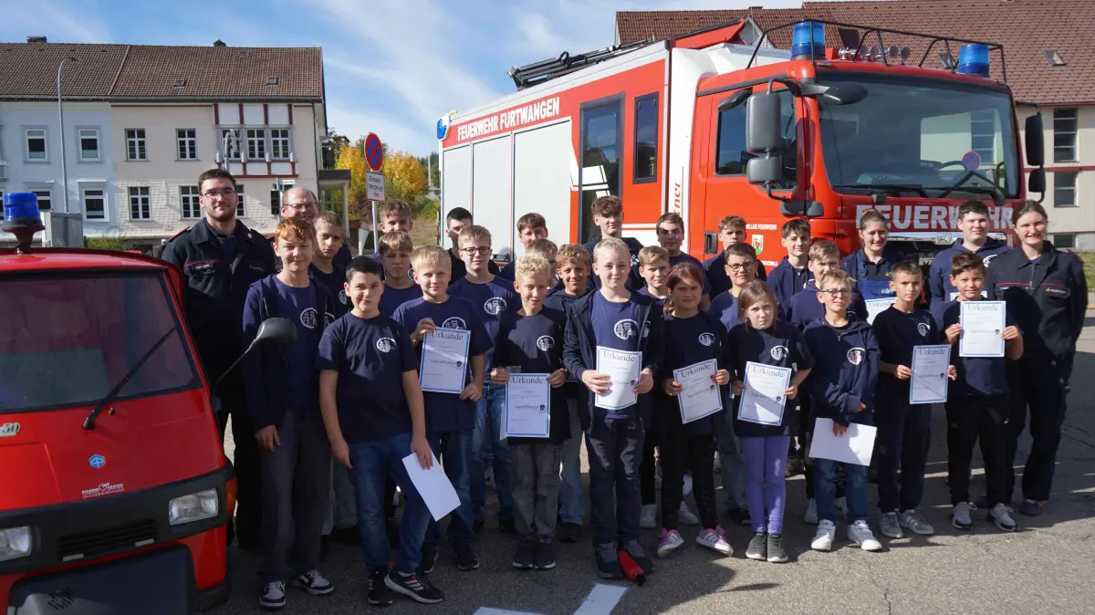 32 Jugendliche der Furtwanger Jugendfeuerwehr stellten sich am Morgen des Tages der offenen Tür zuerst einmal den Prüfungen in den drei Leistungsstufen für das Feuerwehr-Abzeichen Jugendflamme.