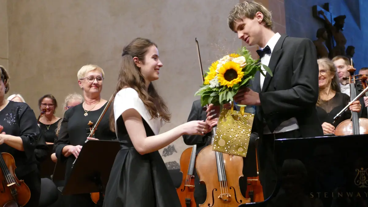 Erleichtert bedankt sich Solopianistin Eva Garet für den lange anhaltenden Applaus des Publikums.
