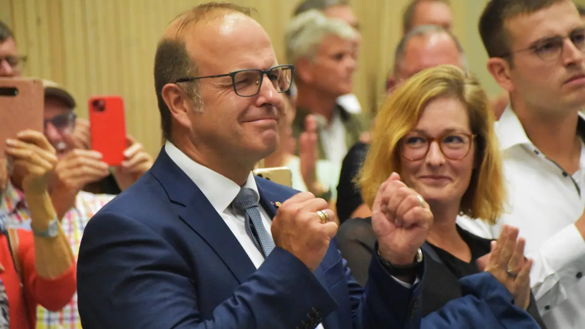 Alexander Schröder freut sich, als Amtsinhaber Dietmar Benz am Sonntagabend in der Mahlberger Stadthalle verkündet, dass er die Wahl mit absoluter Mehrheit egwonnen hat. Rechts ist Schröders Frau Kerstin zu sehen,