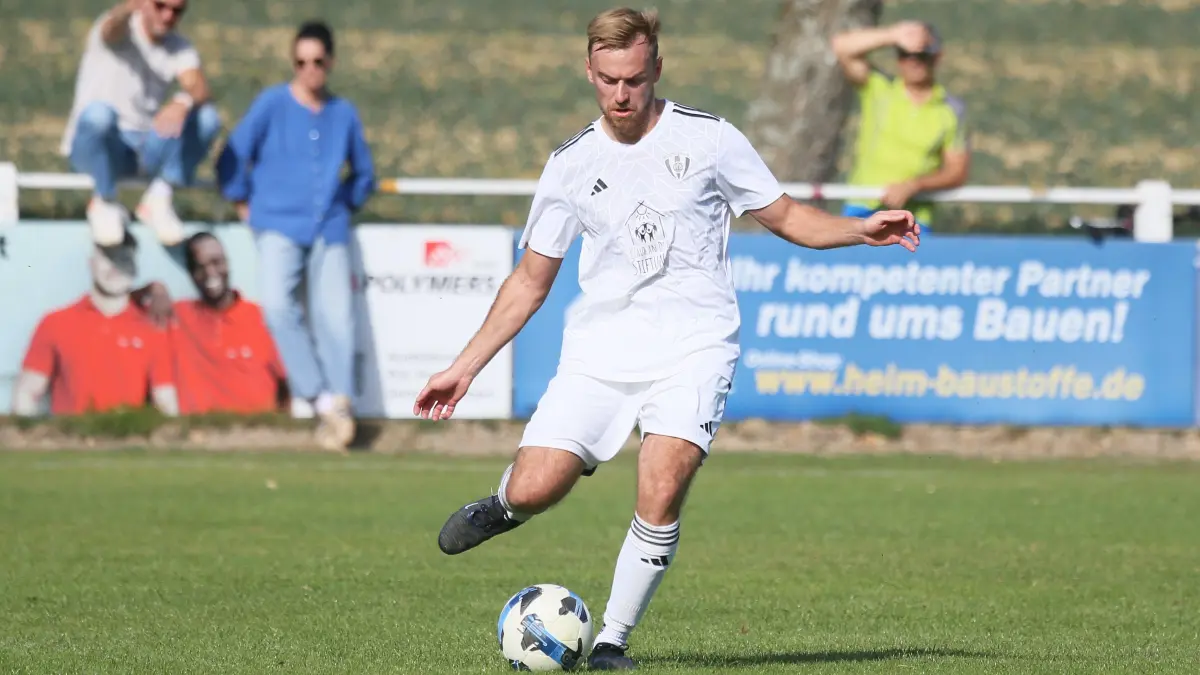 Bei Teamkollege Andreas Griesser feierten die Bösinger Spieler im Anschluss ihren 3:2-Erfolg beim VfL Mühlheim.