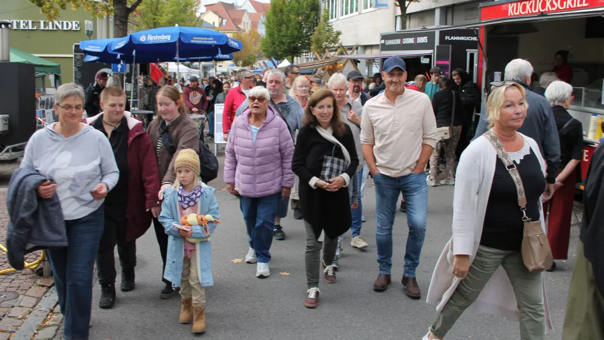 Bereits um die Mittagszeit wälzten sich wahre Menschenmassen in beide Richtungen durch die Karlstraße.