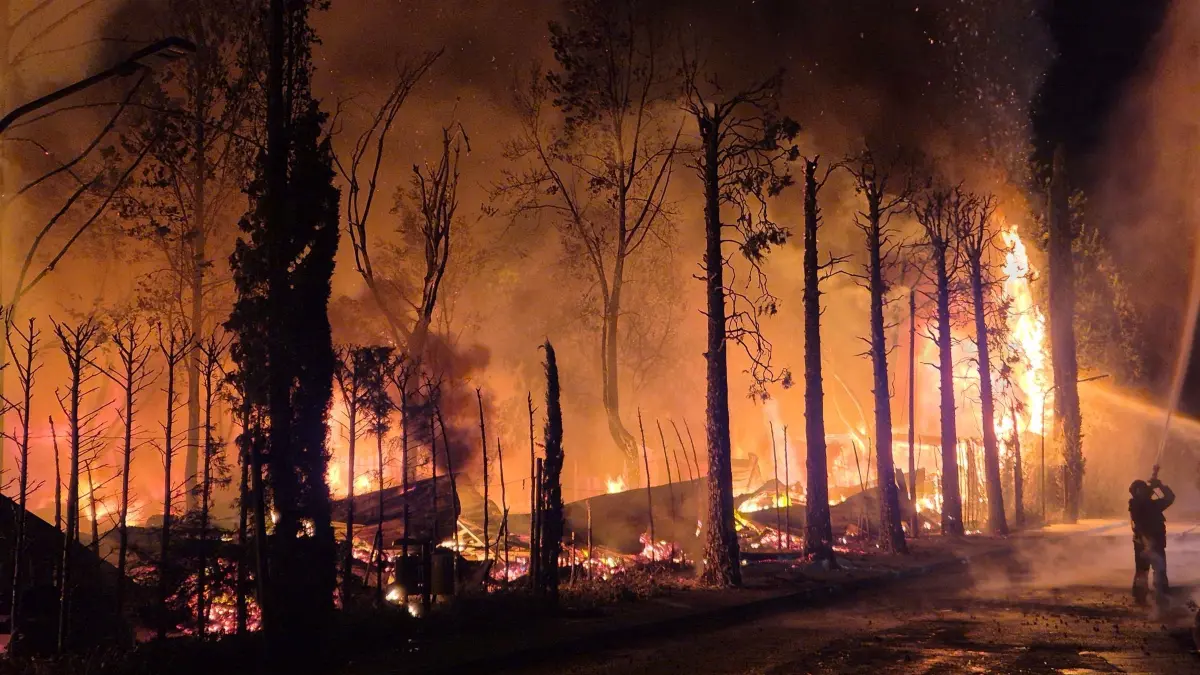 Brand auf Campingplatz am Gardasee: Flammen schlagen auf einem Campingplatz am Gardasee auf. Bei dem großen Brand sind mehr als 20 Menschen verletzt worden. Nach ersten Angaben der Behörden mussten mindestens 24 Urlauber ins Krankenhaus gebracht werden. (technische Wiederholung) (zu dpa: «Verletzte bei Brand auf Campingplatz am Gardasee»)