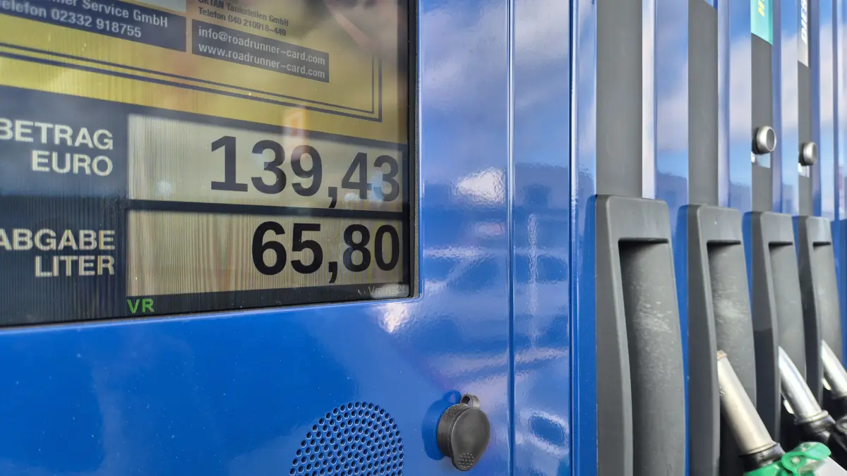 Eine Tankfüllung Super ist trotz neuem Tankrabatt eine echte Investition.