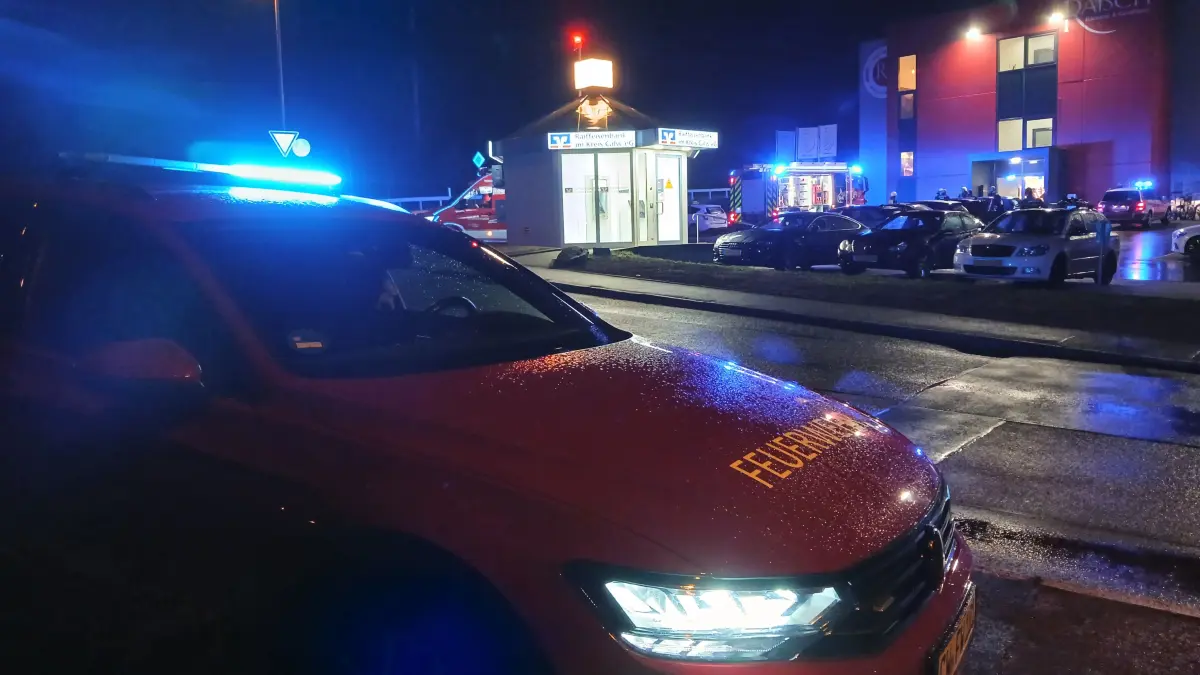 Die Feuerwehr war am Sonntagabend mit einem großen Aufgebot bei der Produktionsstätte der Bäckerei Raisch in Oberriedt.