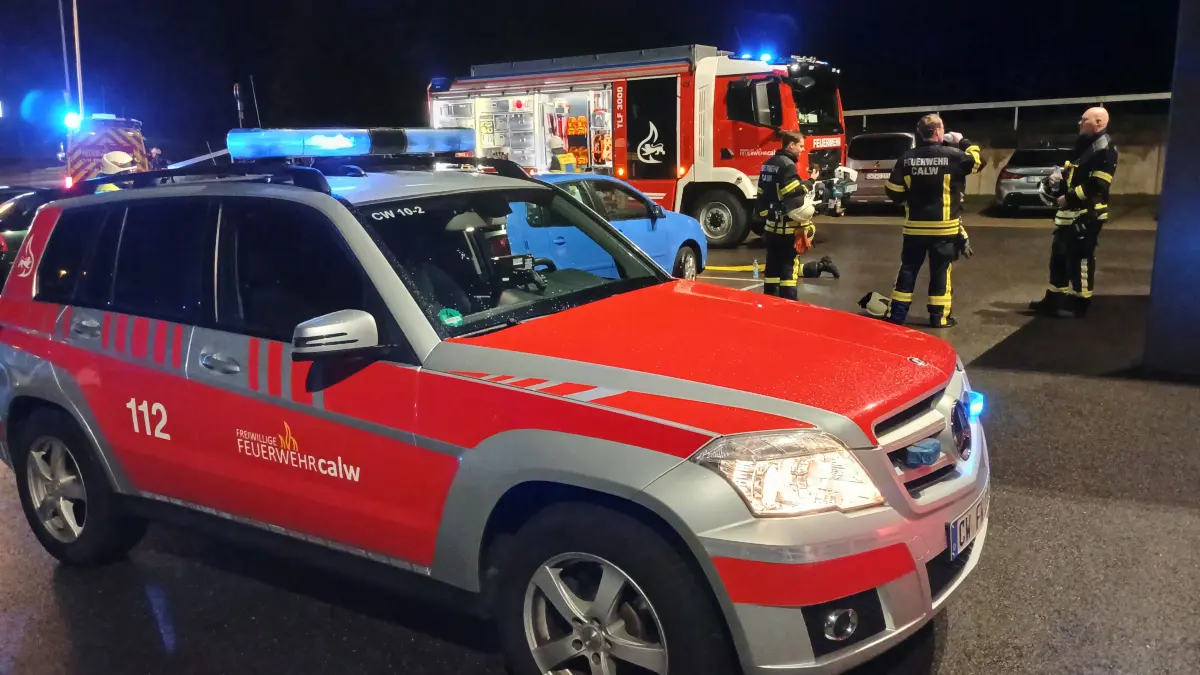 Die Feuerwehr war am Sonntagabend mit einem großen Aufgebot bei der Produktionsstätte der Bäckerei Raisch in Oberriedt.