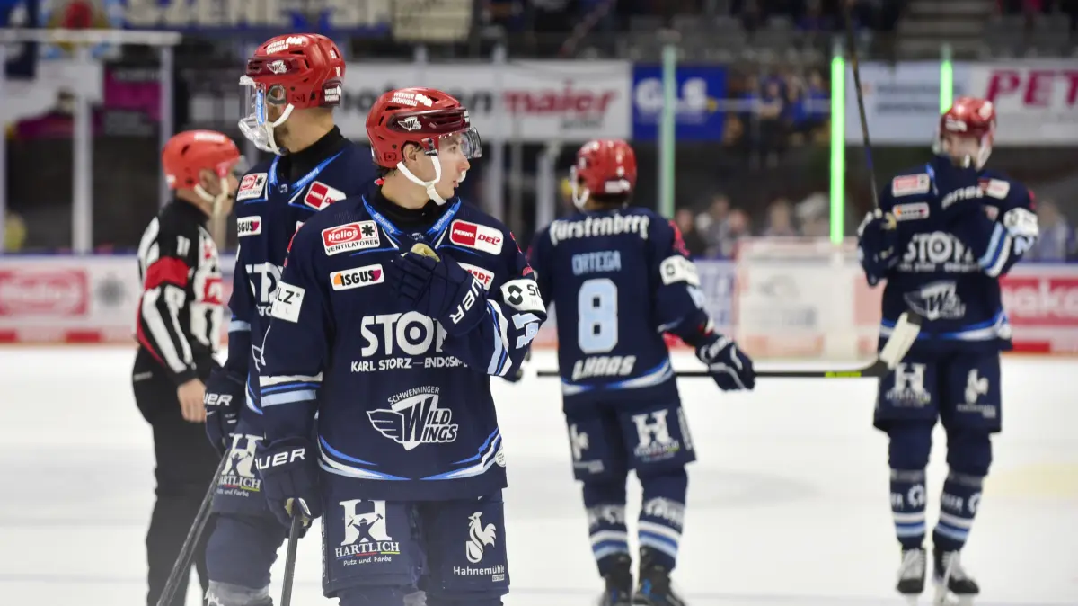 SERC Wild Wings (blau) - Straubing (weiss), „Frust“ bei den WW’s - links vorne Curtis Valk (14) Sturm SERC Wild Wings
