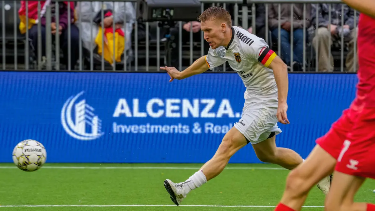 Der Lahrer Konstantin Fries (hier im Trikot der deutschen Kleinfeldfußball-Nationalmannschaft) ist in der Icon League gewechselt.