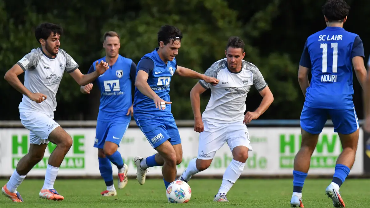 Leon Bross (hier gegen Salem am Ball) flog in Auggen vom Platz.