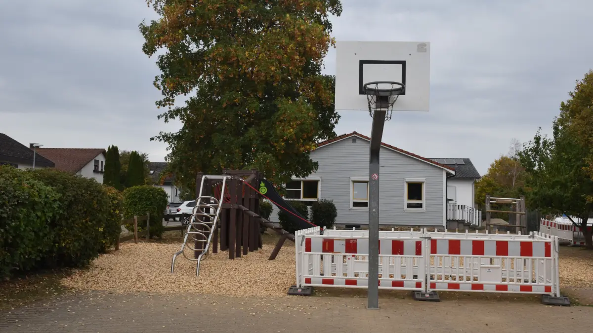 Der Basketballkorb an der Grundschule sorgt für Diskussionen.