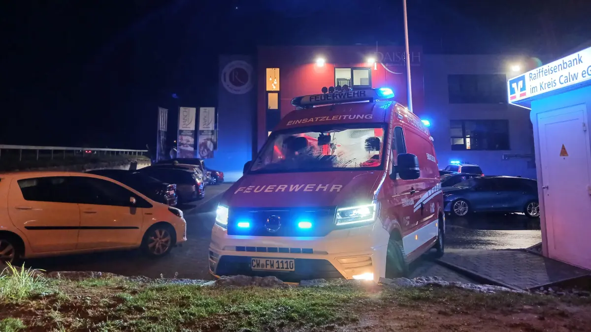 Die Feuerwehr war am Sonntagabend mit einem großen Aufgebot bei der Produktionsstätte der Bäckerei Raisch in Oberriedt.
