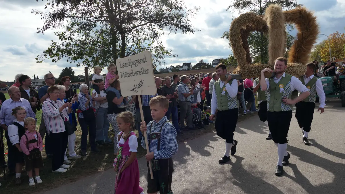 Kaiserwetter krönt das Kreiserntedankfest – neben der obligatorischen Erntekrone natürlich. Die Mönchweiler Landjugend hat Großes bewerkstelligt, und der ganze Kreis feiert mit.