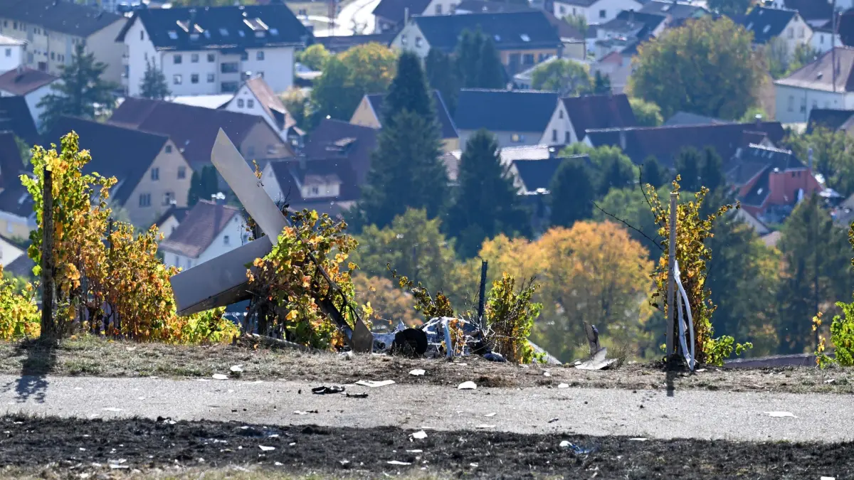 Kleinflugzeug im Landkreis Heilbronn abgestürzt: Nahe einem Hofgut in einem Weinberg in Gundelsheim ist ein Kleinflugzeug abgestürzt und in Brand geraten. Beim Absturz eines Kleinflugzeuges im Landkreis Heilbronn in Baden-Württemberg sind zwei Menschen ums Leben gekommen.
Die beiden Insassen wurden tot in der ausgebrannten Maschine in einem Weinberg bei Gundelsheim gefunden, wie die Polizei bestätigte. (zu dpa: «Absturz im Weinberg: Zwei Menschen sterben in Kleinflugzeug»)
