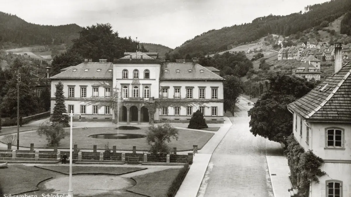 Die „Schlossschule“ der Stadt Schramberg mit dem neuen Schlossplatz und der neuen Bahnhofstraße durch den Schlosspark in die Nordstadt auf einer Postkarte aus den 1920er-Jahren.