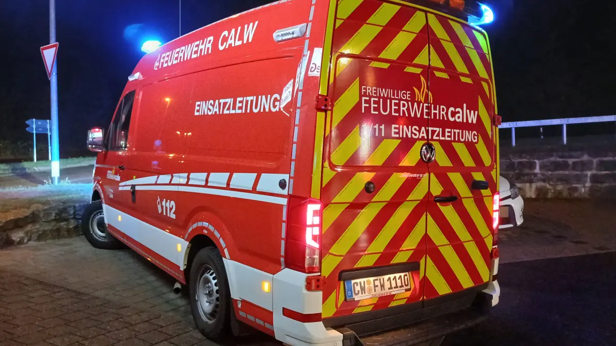 Die Feuerwehr war am Sonntagabend mit einem großen Aufgebot bei der Produktionsstätte der Bäckerei Raisch in Oberriedt.