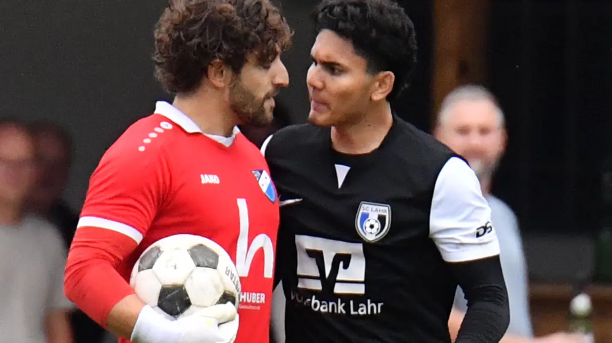 SVN-Torwart Sinan Süme und Kevin Gießler geraten aneinander.