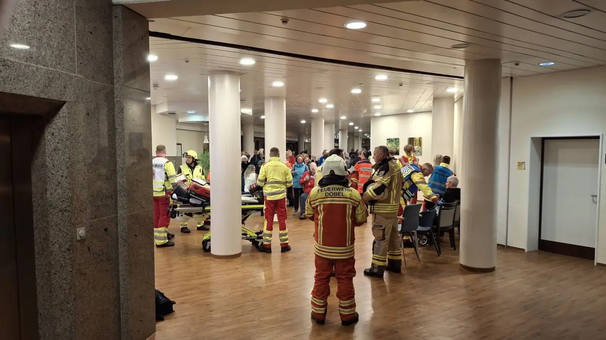 Brand in Rehaklinik: 267 Menschen evakuiert: Akribisch wurden die betroffenen Patienten erfasst und untersucht. Wegen eines Brands in einer Rehaklinik in Dobel (Landkreis Calw) sind 267 Patientinnen und Patienten in Sicherheit gebracht worden. (zu dpa: «Brand in Rehaklinik – Patient im Rollstuhl löscht mit»)